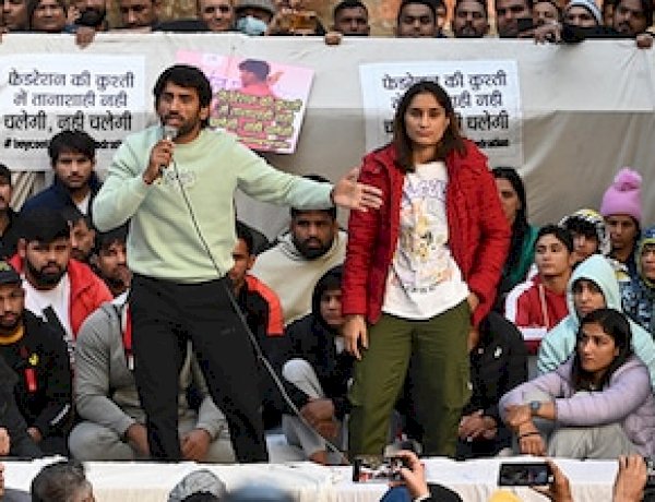 WFI चीफ पर सात खिलाड़ियों ने लगाए यौन शोषण का आरोप, जंतर-मंतर पर पहलवानों का अनिश्चितकालीन धरना शुरू WFI चीफ पर सात खिलाड़ियों ने लगाए यौन शोषण का आरोप, जंतर-मंतर पर पहलवानों का अनिश्चितकालीन धरना शुरू