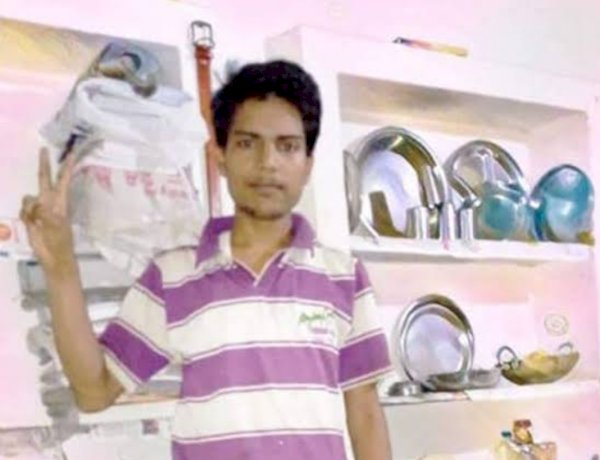 आर्थिक तंगी बनी पढ़ाई में बाधा, 10वीं टॉपर छात्र ने मुंह में सुतली बम फोड़कर की आत्महत्या आर्थिक तंगी बनी पढ़ाई में बाधा, 10वीं टॉपर छात्र ने मुंह में सुतली बम फोड़कर की आत्महत्या