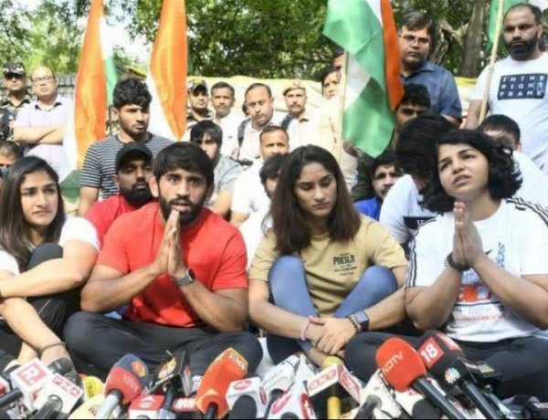 सुप्रीम कोर्ट पहुंचा पहलवानों के साथ यौन शोषण का मामला, रेसलिंग फेडरेशन के चुनाव पर लगी रोक सुप्रीम कोर्ट पहुंचा पहलवानों के साथ यौन शोषण का मामला, रेसलिंग फेडरेशन के चुनाव पर लगी रोक
