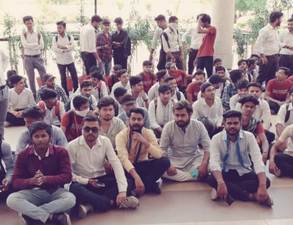 अवैध फीस वसूली के खिलाफ NSUI ने खोला मोर्चा, भोपाल के TIT कॉलेज में धरने पर बैठे दर्जनों छात्र