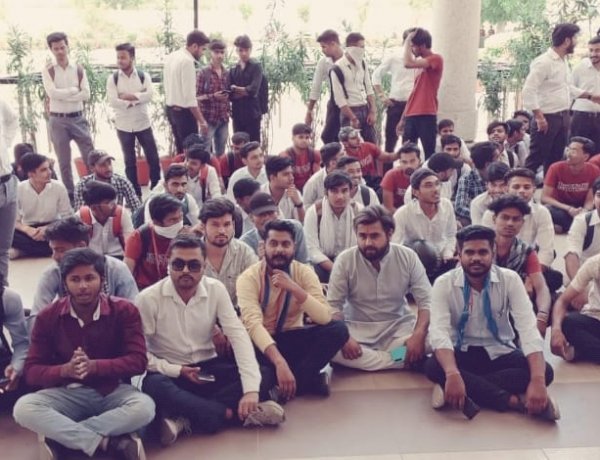 अवैध फीस वसूली के खिलाफ NSUI ने खोला मोर्चा, भोपाल के TIT कॉलेज में धरने पर बैठे दर्जनों छात्र अवैध फीस वसूली के खिलाफ NSUI ने खोला मोर्चा, भोपाल के TIT कॉलेज में धरने पर बैठे दर्जनों छात्र