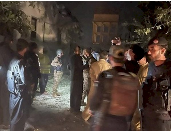 बम धमाके से फिर दहला पाकिस्तान, पुलिस थाने में आत्मघाती हमले में 12 की मौत, 40 लोग घायल बम धमाके से फिर दहला पाकिस्तान, पुलिस थाने में आत्मघाती हमले में 12 की मौत, 40 लोग घायल