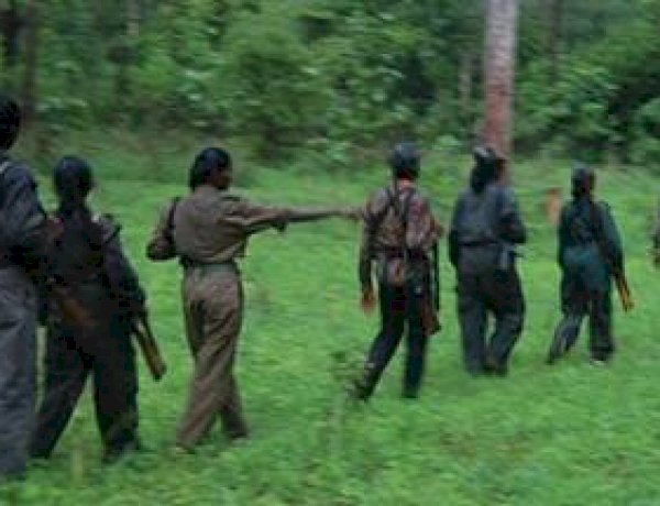 छत्तीसगढ़ में हर साल 400 माओवादी कर रहे हैं सरेंडर, बस्तर आईजी ने किया दावा छत्तीसगढ़ में हर साल 400 माओवादी कर रहे हैं सरेंडर, बस्तर आईजी ने किया दावा