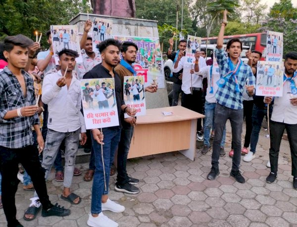 छात्र नेता रवि परमार की गिरफ्तारी के विरुद्ध NSUI का प्रदर्शन, कैंडल जलाकर शासन-प्रशासन को दी श्रद्धांजलि