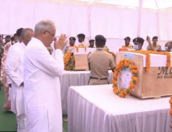 दंतेवाड़ा में शहीद हुए जवानों को सीएम बघेल ने दी श्रद्धांजलि, पीड़ित परिजनों से भी की मुलाकात दंतेवाड़ा में शहीद हुए जवानों को सीएम बघेल ने दी श्रद्धांजलि, पीड़ित परिजनों से भी की मुलाकात