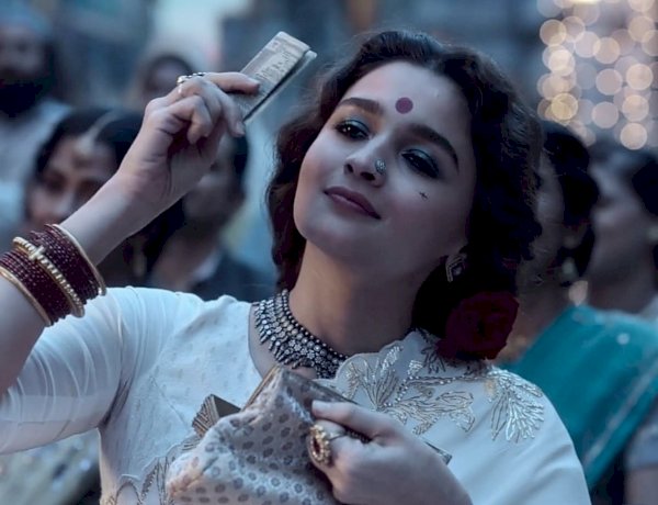 गंगूबाई काठियावाड़ी का फिल्मफेयर में जलवा, आलिया भट्ट को मिला बेस्ट एक्ट्रेस का अवार्ड गंगूबाई काठियावाड़ी का फिल्मफेयर में जलवा, आलिया भट्ट को मिला बेस्ट एक्ट्रेस का अवार्ड