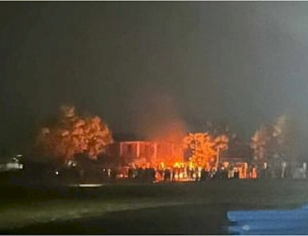मणिपुर में CM के प्रोग्राम से पहले भड़की हिंसा, चुराचांदपुर में धारा 144 लागू, इंटरनेट भी बंद मणिपुर में CM के प्रोग्राम से पहले भड़की हिंसा, चुराचांदपुर में धारा 144 लागू, इंटरनेट भी बंद