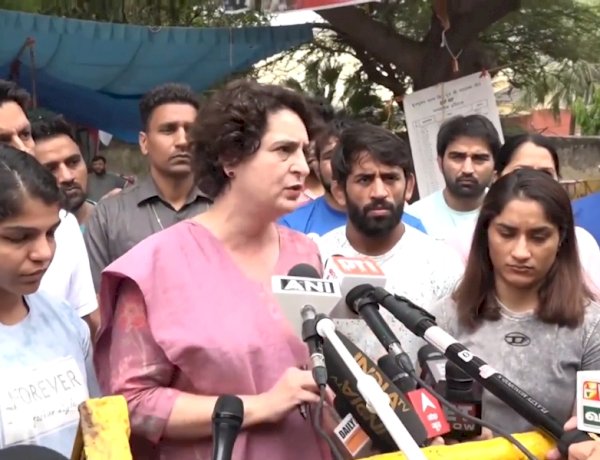 जब ये पदक लाती हैं, तो पीएम मोदी इन्हें घर बुलाते हैं, पहलवानों से मुलाकात के बाद बोलीं प्रियंका गांधी जब ये पदक लाती हैं, तो पीएम मोदी इन्हें घर बुलाते हैं, पहलवानों से मुलाकात के बाद बोलीं प्रियंका गांधी