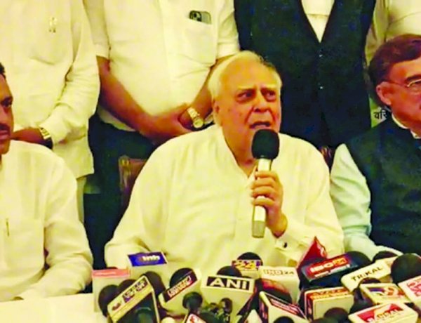 कानून मंत्री को नहीं है लॉ की समझ, होता तो कॉलेजियम सिस्टम पर सवाल नहीं उठाते: कपिल सिब्बल कानून मंत्री को नहीं है लॉ की समझ, होता तो कॉलेजियम सिस्टम पर सवाल नहीं उठाते: कपिल सिब्बल