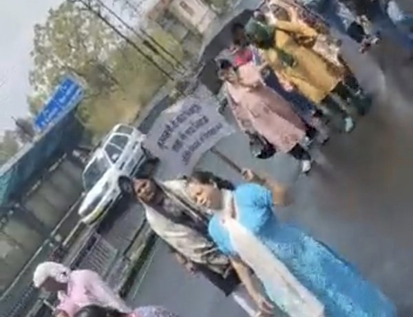 अर्जेंट करो अर्जेंट करो हमको परमानेंट करो, मूसलाधार बारिश के बीच भोपाल में अतिथि शिक्षकों का प्रदर्शन अर्जेंट करो अर्जेंट करो हमको परमानेंट करो, मूसलाधार बारिश के बीच भोपाल में अतिथि शिक्षकों का प्रदर्शन