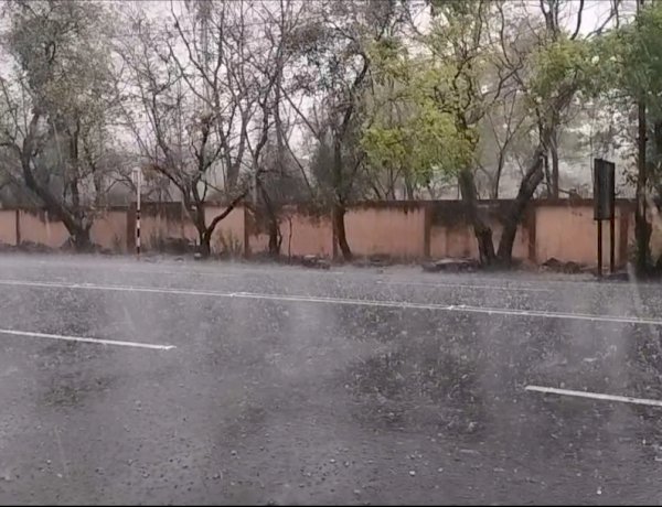 MP के कई जिलों में तेज गरज-चमक के साथ हुई भारी बारिश, भोपाल में आंवले के आकार के ओले गिरे MP के कई जिलों में तेज गरज-चमक के साथ हुई भारी बारिश, भोपाल में आंवले के आकार के ओले गिरे