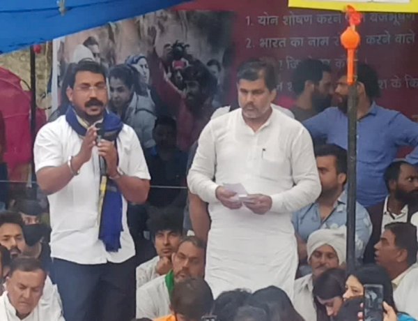 देश का युवा जमीन पर लड़ाई लड़ रहा है, हुक्मरान कान में रुई डाल कर बैठे हैं, जंतर मंतर से बोले भीम आर्मी चीफ देश का युवा जमीन पर लड़ाई लड़ रहा है, हुक्मरान कान में रुई डाल कर बैठे हैं, जंतर मंतर से बोले भीम आर्मी चीफ