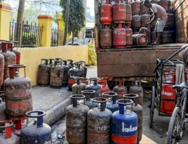 कमर्शियल सिलेंडर की कीमतों में 171 रुपए की कटौती, घरेलू LPG पर कोई राहत नहीं कमर्शियल सिलेंडर की कीमतों में 171 रुपए की कटौती, घरेलू LPG पर कोई राहत नहीं