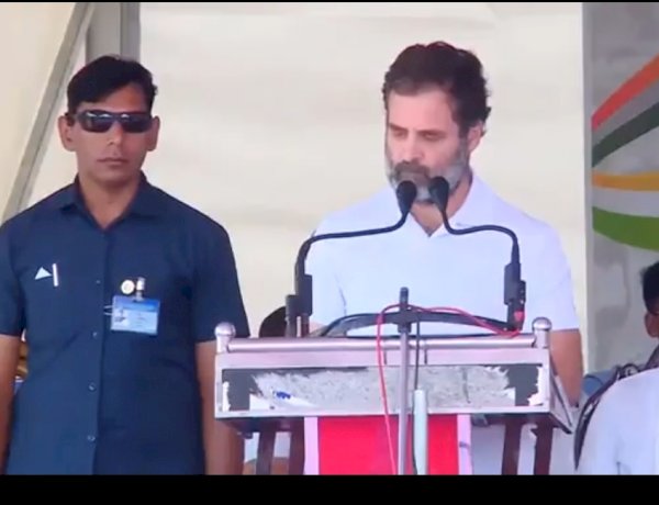 अज़ान की आवाज़ सुनकर राहुल गांधी ने बीच में रोका अपना भाषण, समर्थन में नारे लगाने वाले लोगों को भी रोका अज़ान की आवाज़ सुनकर राहुल गांधी ने बीच में रोका अपना भाषण, समर्थन में नारे लगाने वाले लोगों को भी रोका