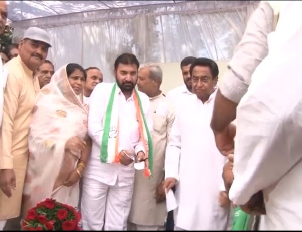 सीएम चौहान के गृह जिले में कांग्रेस की बड़ी सेंधमारी, PSP चीफ ने हजारों कार्यकर्ताओं के साथ थामा कांग्रेस का दामन सीएम चौहान के गृह जिले में कांग्रेस की बड़ी सेंधमारी, PSP चीफ ने हजारों कार्यकर्ताओं के साथ थामा कांग्रेस का दामन