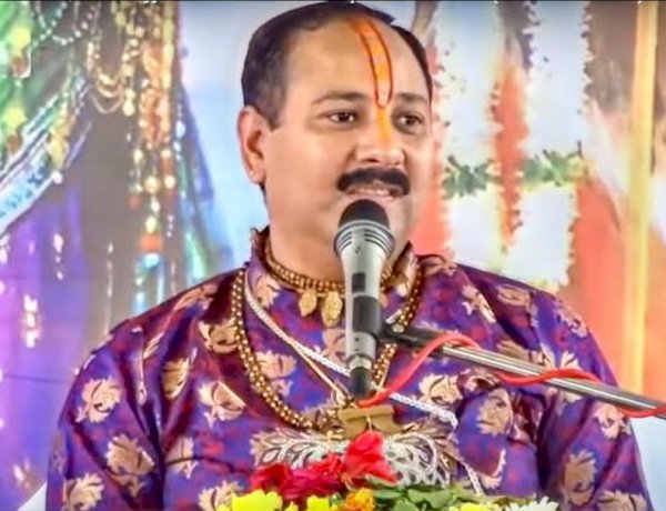 पंडित प्रदीप मिश्रा की दानपेटी से लाखों की चोरी, बाबा के सात खास भक्तों के पास थी ताले की चाबी पंडित प्रदीप मिश्रा की दानपेटी से लाखों की चोरी, बाबा के सात खास भक्तों के पास थी ताले की चाबी
