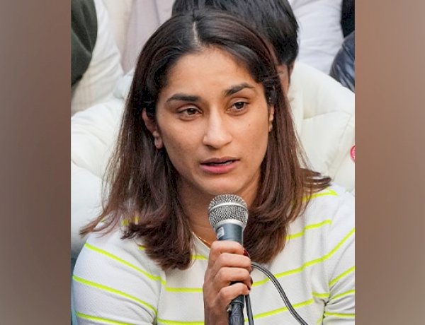 केंद्रीय मंत्री अनुराग ठाकुर ने मामले को दबाने की कोशिश की, पहलवान विनेश फोगाट का बड़ा आरोप केंद्रीय मंत्री अनुराग ठाकुर ने मामले को दबाने की कोशिश की, पहलवान विनेश फोगाट का बड़ा आरोप