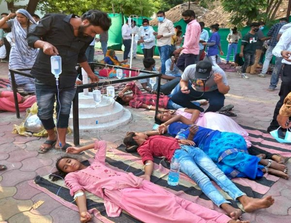 धार: शादी समारोह में 300 लोग फूड पॉइजनिंग के शिकार, हड़ताल के बावजूद शासकीय डॉक्टरों ने किया उपचार धार: शादी समारोह में 300 लोग फूड पॉइजनिंग के शिकार, हड़ताल के बावजूद शासकीय डॉक्टरों ने किया उपचार