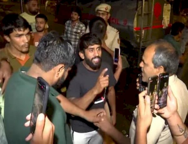 जंतर मंतर पर आधी रात को बवाल, पहलवानों ने लगाए पुलिस पर हमले का आरोप, दो पहलवान चोटिल जंतर मंतर पर आधी रात को बवाल, पहलवानों ने लगाए पुलिस पर हमले का आरोप, दो पहलवान चोटिल