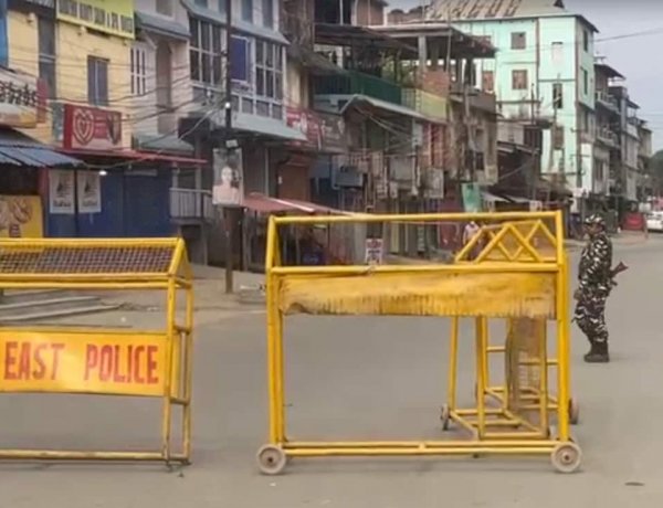आदिवासी आंदोलन: हिंसा के बाद मणिपुर के आठ जिलों में कर्फ्यू, इंटरनेट सेवाएं निलंबित आदिवासी आंदोलन: हिंसा के बाद मणिपुर के आठ जिलों में कर्फ्यू, इंटरनेट सेवाएं निलंबित