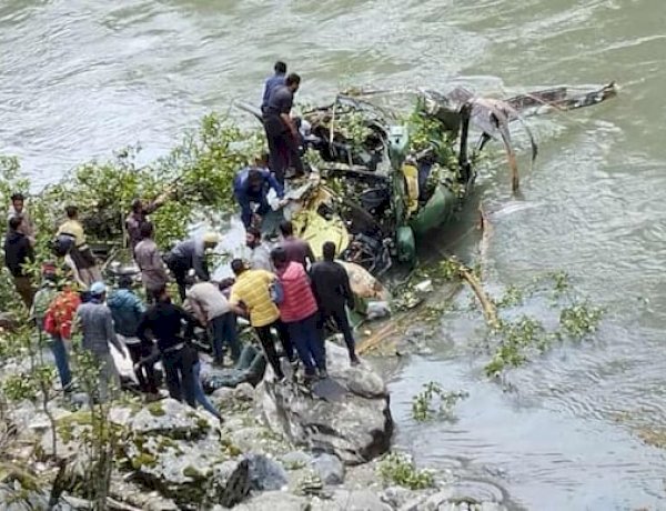जम्मू कश्मीर के किश्तवाड़ में सेना का ध्रुव हेलीकॉप्टर क्रैश, तीन अधिकारी थे सवार जम्मू कश्मीर के किश्तवाड़ में सेना का ध्रुव हेलीकॉप्टर क्रैश, तीन अधिकारी थे सवार