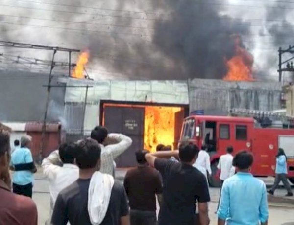 देवास: डिस्पोजल फैक्ट्री में लगी भीषण आग, दम घुटने से दो मजदूरों की मौत देवास: डिस्पोजल फैक्ट्री में लगी भीषण आग, दम घुटने से दो मजदूरों की मौत