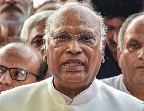 VHP ने कांग्रेस अध्यक्ष खड़गे को भेजा कानूनी नोटिस, बजरंग दल को बदनाम करने का लगाया आरोप VHP ने कांग्रेस अध्यक्ष खड़गे को भेजा कानूनी नोटिस, बजरंग दल को बदनाम करने का लगाया आरोप