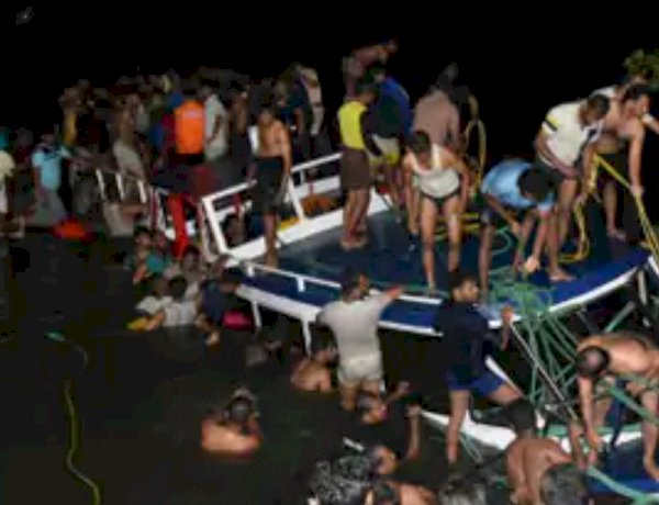 केरल में हाउसबोट पलटने से अब तक 22 लोगों की मौत, रेस्क्यू ऑपरेशन जारी केरल में हाउसबोट पलटने से अब तक 22 लोगों की मौत, रेस्क्यू ऑपरेशन जारी