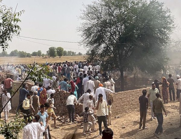 राजस्थान में घर की छत पर गिरा वायुसेना का फाइटर प्लेन, तीन महिलाओं की मौत, पायलट सुरक्षित राजस्थान में घर की छत पर गिरा वायुसेना का फाइटर प्लेन, तीन महिलाओं की मौत, पायलट सुरक्षित