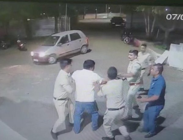 नशे में धुत CID अधिकारी की गुंडागर्दी, एमपी नगर थाने घुसकर पुलिसकर्मियों के साथ की मारपीट, वीडियो वायरल