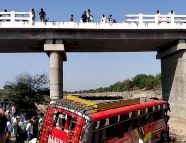 MP के खरगोन में भीषण हादसा, 50 फीट ऊंचे पुल से नदी में गिरी बस, 22 लोगों की मौत और 25 घायल