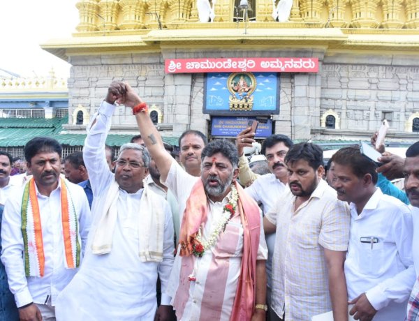 Karnataka election: वोटिंग से एक दिन पहले मां चामुंडेश्वरी के शरण में पहुंचे सिद्धारमैया और शिवकुमार Karnataka election: वोटिंग से एक दिन पहले मां चामुंडेश्वरी के शरण में पहुंचे सिद्धारमैया और शिवकुमार