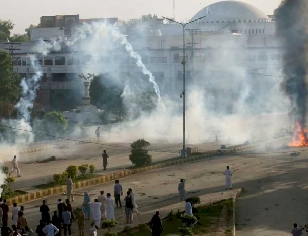 इमरान खान की गिरफ्तारी के बाद पाकिस्तान में हिंसा, आर्मी हेडक्वार्टर में तोड़फोड़, लाहौर में गवर्नर हाउस फूंका