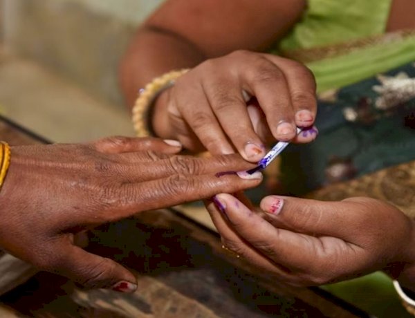 कर्नाटक चुनाव: वोटिंग के बीच दक्षिण कन्नड़ में पैसे बांटते बीजेपी विधायक का करीबी गिरफ्तार कर्नाटक चुनाव: वोटिंग के बीच दक्षिण कन्नड़ में पैसे बांटते बीजेपी विधायक का करीबी गिरफ्तार