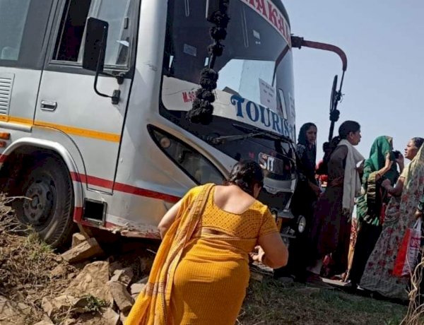 सीएम शिवराज के कार्यक्रम में महिलाओं को ले जा रही बस दुर्घटनाग्रस्त, कई महिलाएं चोटिल सीएम शिवराज के कार्यक्रम में महिलाओं को ले जा रही बस दुर्घटनाग्रस्त, कई महिलाएं चोटिल