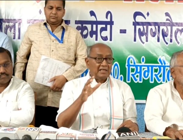 छोटे दिल के लोग हैं, मेघा परमार को ब्रांड एंबेसडर से हटाए जाने पर दिग्विजय सिंह ने सीएम चौहान को घेरा छोटे दिल के लोग हैं, मेघा परमार को ब्रांड एंबेसडर से हटाए जाने पर दिग्विजय सिंह ने सीएम चौहान को घेरा