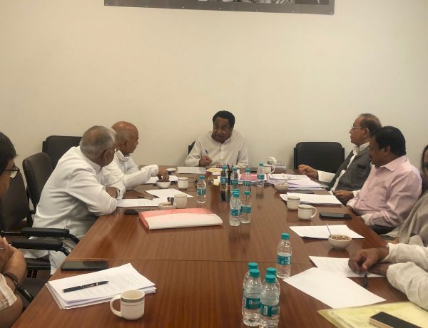 कर्नाटक फतह के बाद अब मिशन एमपी में जुटी कांग्रेस, भोपाल में वचन पत्र समिति की अहम बैठक कर्नाटक फतह के बाद अब मिशन एमपी में जुटी कांग्रेस, भोपाल में वचन पत्र समिति की अहम बैठक