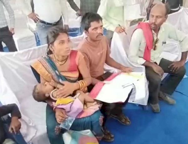 सीएम की सभा में मासूम बच्चे को उछालकर मंच की ओर फेंका, इलाज नहीं मिलने से परेशान थे मां-बाप सीएम की सभा में मासूम बच्चे को उछालकर मंच की ओर फेंका, इलाज नहीं मिलने से परेशान थे मां-बाप
