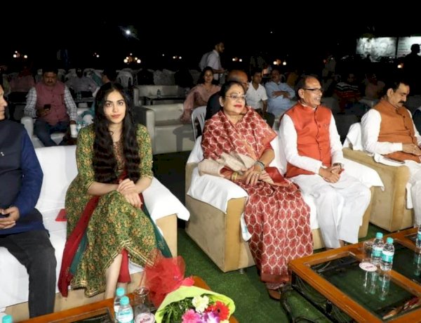 CM शिवराज ने मंत्रियों के साथ देखी द केरल स्टोरी, कहा, मध्य प्रदेश की धरती पर लव जिहाद नहीं होने देंगे CM शिवराज ने मंत्रियों के साथ देखी द केरल स्टोरी, कहा, मध्य प्रदेश की धरती पर लव जिहाद नहीं होने देंगे