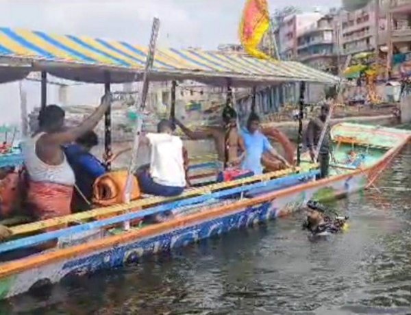 MP: ओंकारेश्वर हादसे के बाद जागा प्रशासन, नाव संचालन पर लगाया प्रतिबंध MP: ओंकारेश्वर हादसे के बाद जागा प्रशासन, नाव संचालन पर लगाया प्रतिबंध