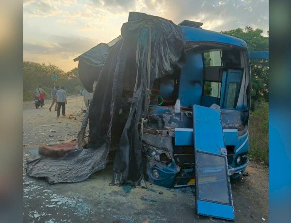 शाजापुर में यात्री बस और ट्रक में भिड़ंत, एक ही परिवार की दो महिलाओं समेत 5 की मौत, 15 घायल शाजापुर में यात्री बस और ट्रक में भिड़ंत, एक ही परिवार की दो महिलाओं समेत 5 की मौत, 15 घायल