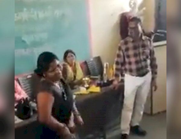 दिल बहलता है मेरा आपके आ जाने से... ट्रेनिंग प्रोग्राम में महिला टीचर ने लगाए ठुमके, वीडियो वायरल दिल बहलता है मेरा आपके आ जाने से... ट्रेनिंग प्रोग्राम में महिला टीचर ने लगाए ठुमके, वीडियो वायरल