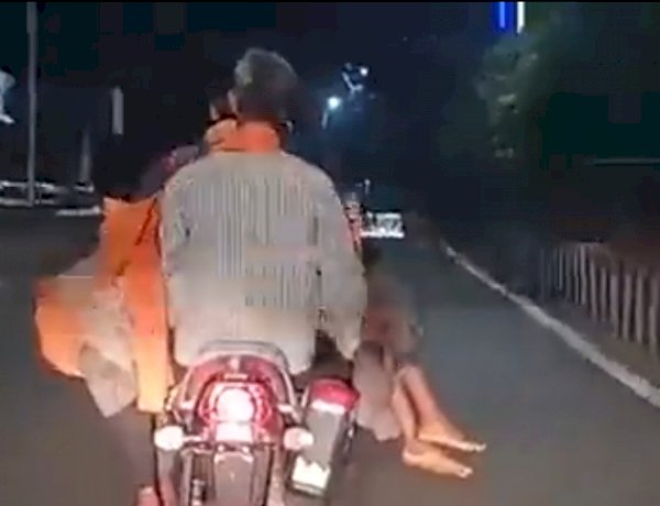 बेटी का शव बाइक पर लेकर जाने को मजबूर हुआ पिता, दिग्विजय सिंह ने संजीवनी एंबुलेंस सेवा पर उठाए सवाल बेटी का शव बाइक पर लेकर जाने को मजबूर हुआ पिता, दिग्विजय सिंह ने संजीवनी एंबुलेंस सेवा पर उठाए सवाल