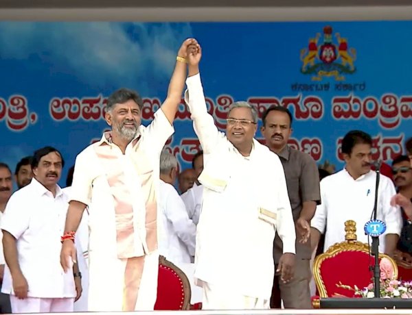 Karnataka Oath Ceremony: शपथग्रहण से पहले सिद्धारमैया और डीके शिवकुमार ने दिखाई एकजुटता Karnataka Oath Ceremony: शपथग्रहण से पहले सिद्धारमैया और डीके शिवकुमार ने दिखाई एकजुटता