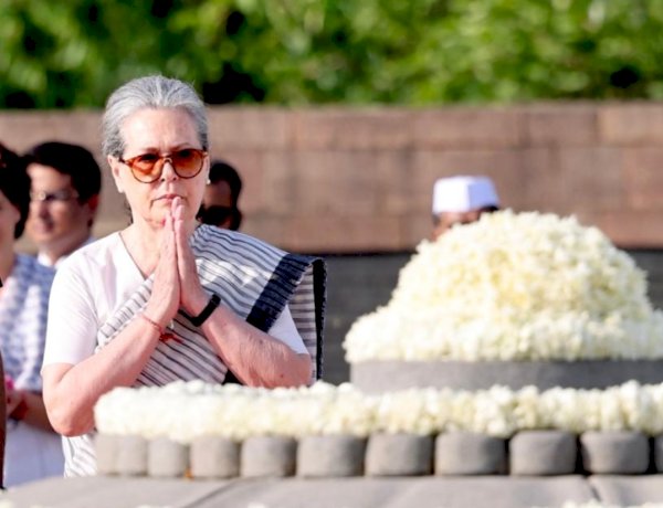 आधुनिक भारत के प्रणेता राजीव गांधी को याद कर रहा कृतज्ञ राष्ट्र, 32वीं पुण्यतिथि पर वीर भूमि पहुंचीं सोनिया गांधी आधुनिक भारत के प्रणेता राजीव गांधी को याद कर रहा कृतज्ञ राष्ट्र, 32वीं पुण्यतिथि पर वीर भूमि पहुंचीं सोनिया गांधी
