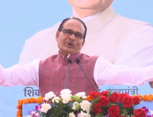 कर्ज लेकर प्लेन से तीर्थ यात्रा कराने वाला पहला राज्य बना मध्य प्रदेश, भोपाल से 32 बुजुर्गों ने भरी उड़ान कर्ज लेकर प्लेन से तीर्थ यात्रा कराने वाला पहला राज्य बना मध्य प्रदेश, भोपाल से 32 बुजुर्गों ने भरी उड़ान