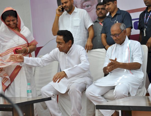 चुनावी साल में MP बीजेपी में भगदड़, आज कई दिग्गजों ने थामा कांग्रेस का दामन चुनावी साल में MP बीजेपी में भगदड़, आज कई दिग्गजों ने थामा कांग्रेस का दामन