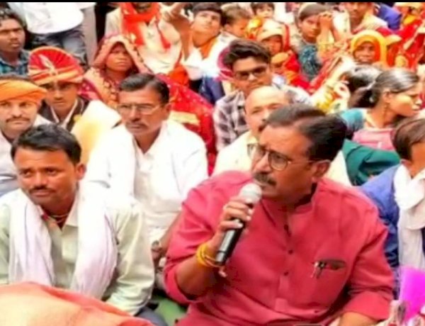 रिश्वत ना देने पर कन्यादान योजना से किया अपात्र, 80 जोड़ों के साथ धरने पर बैठे कांग्रेस विधायक रिश्वत ना देने पर कन्यादान योजना से किया अपात्र, 80 जोड़ों के साथ धरने पर बैठे कांग्रेस विधायक
