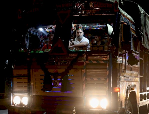 देर रात अंबाला में ट्रक की सवारी करते दिखे राहुल गांधी, ड्राइवरों से जानी उनकी समस्याएं