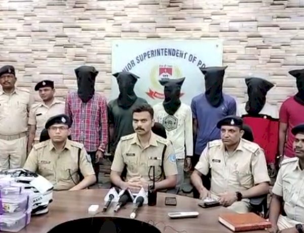 MP: देह व्यापार के दो ठिकानों पर पुलिस का छापा, 2 महिलाएं समेत 18 आरोपी गिरफ्तार MP: देह व्यापार के दो ठिकानों पर पुलिस का छापा, 2 महिलाएं समेत 18 आरोपी गिरफ्तार